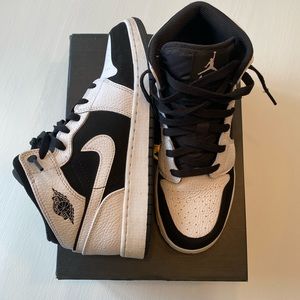 Jordan 1 Mids